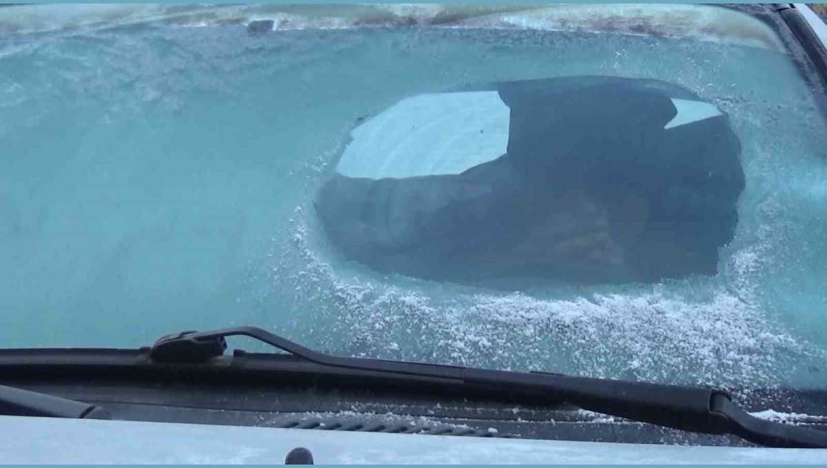 Kars eksi 13'ü gördü: Araç camları buz tuttu