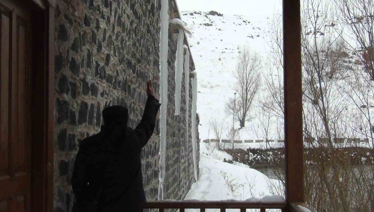 Kars eksi 15'i gördü: Çatılarda 3 metrelik buz sarkıtları oluştu