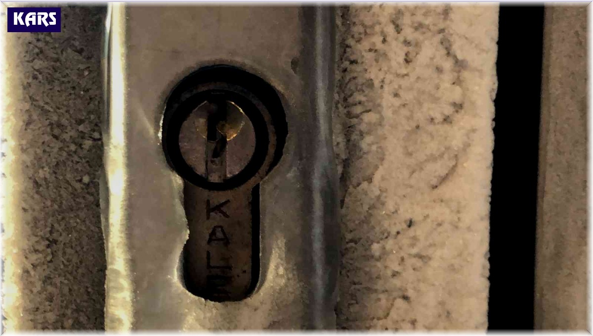 Kars eksi 15'i gördü, kapı kilitleri dondu