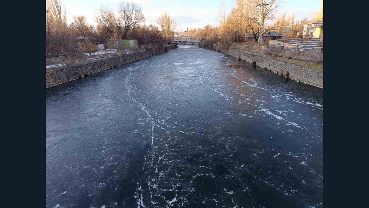 Kars eksi 15'i gördü: Kars Çayı 1 günde dondu