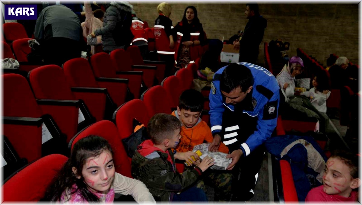 Kars emniyeti depremzede çocukları unutmadı