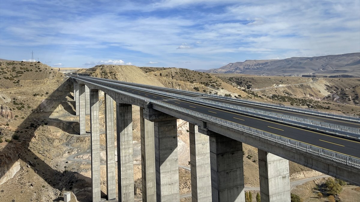 Kars-Erzurum arasındaki Taşlı Güney-2 Viyadüğü hizmete açıldı