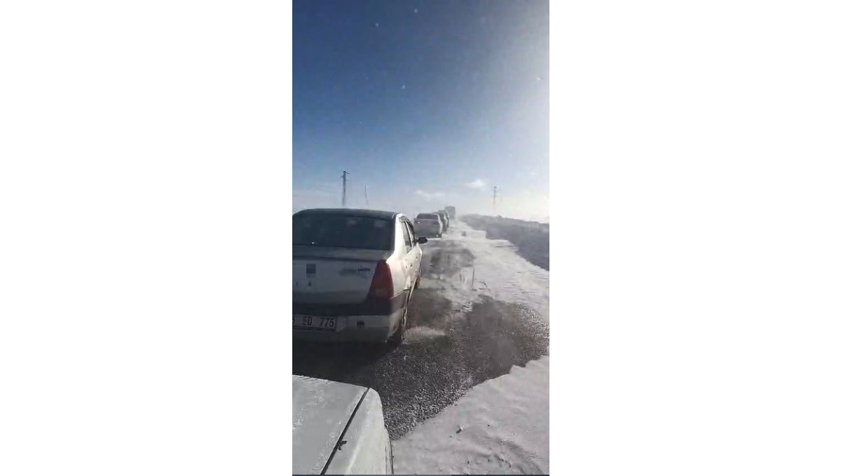 Kars-Göle yolunda onlarca araç mahsur kaldı