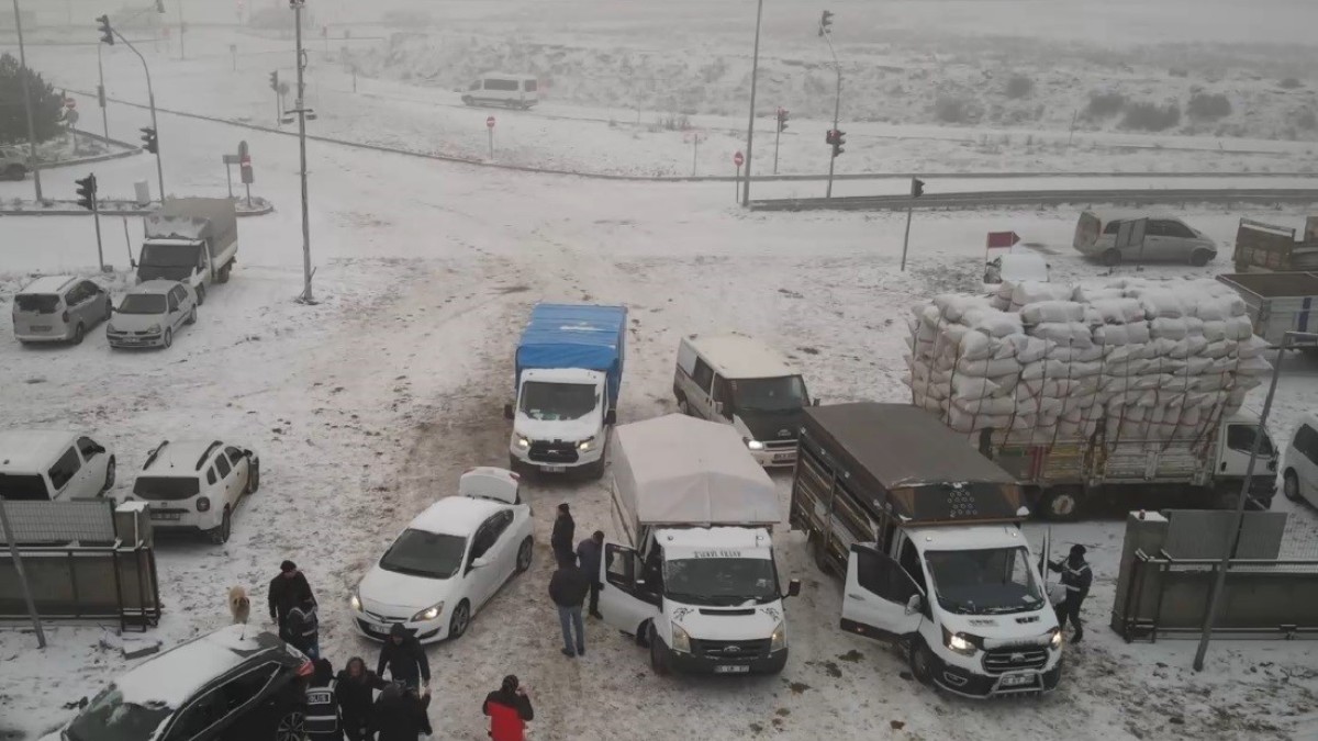 Kars Hayvan Pazarı'nda polis 16 ayrı noktada denetim yaptı