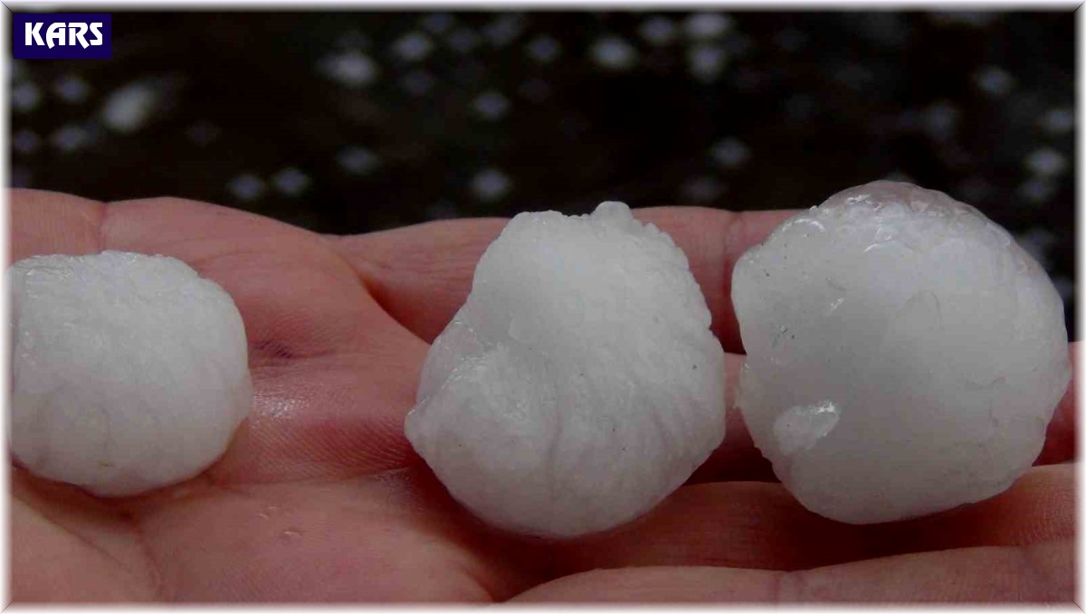 Kars'ı ceviz büyüklüğünde dolu vurdu