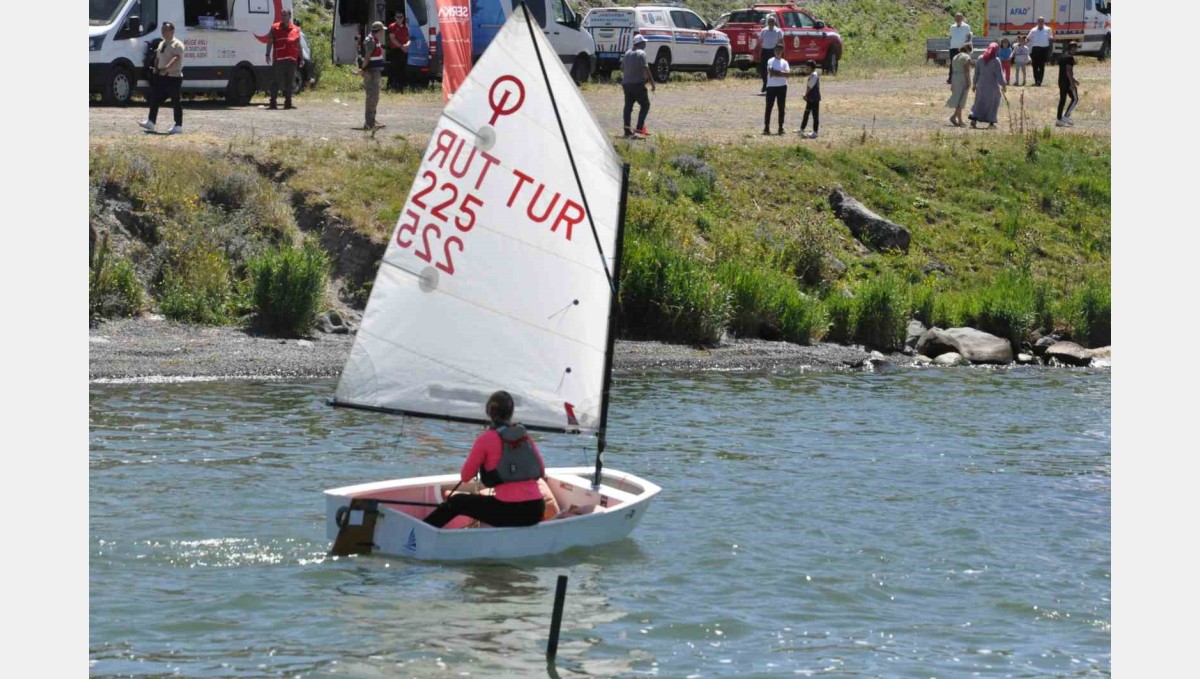 Kars'ın mavi incisi Çıldır Gölü'nde yelkenler fora