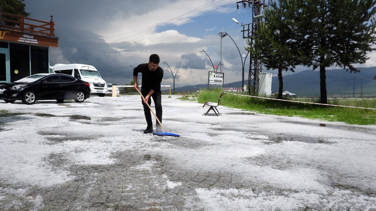 Kars'ın Sarıkamış ilçesinde dolu etkili oldu