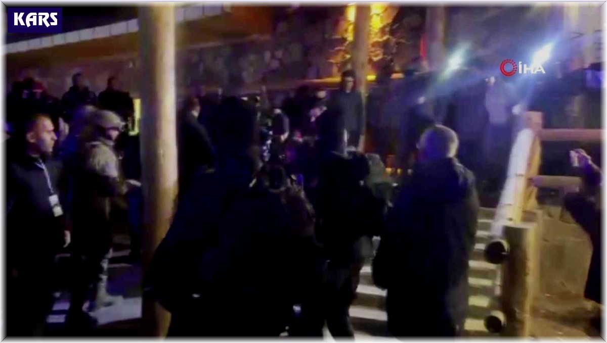 Kars'ın Sarıkmış ilçesinde düzenlenen "Sarıkamış şehitlerini anma töreni"nde kullanılan platformun tavanı çöktü. Çöken çatının altında kalanlar olduğu öğrenildi. Bölgeye ekipler sevk edildi.