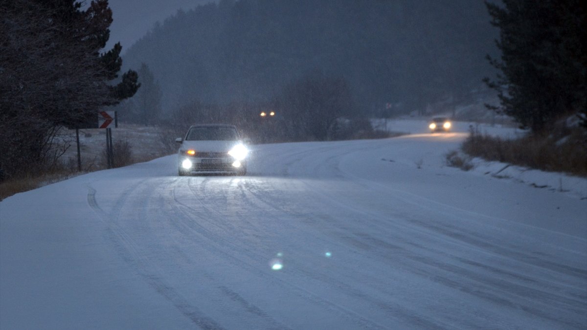 Kars'ın yüksek kesimlerinde kar yağışı etkili oldu