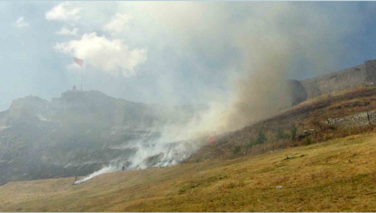 Kars Kalesi'nin eteklerinde korkutan anız yangını