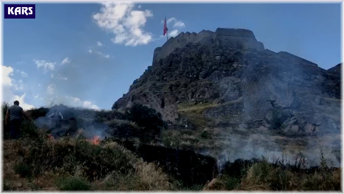 Kars Kalesi'nin etrafındaki otları ateşe verdiler