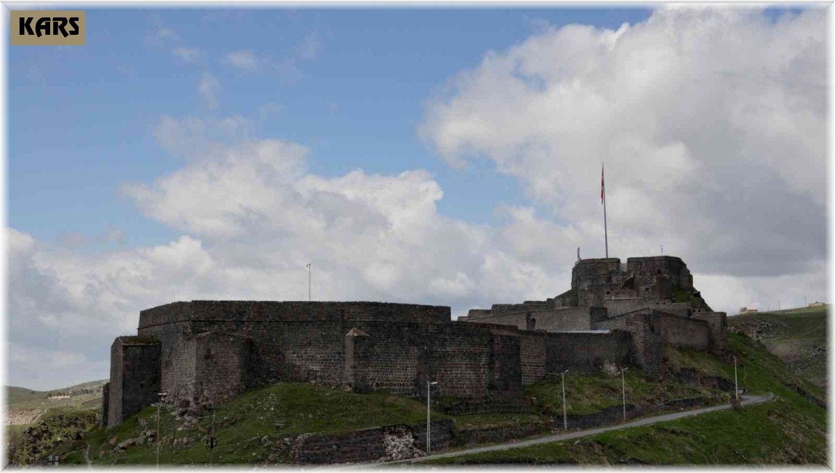 Kars Kalesi'nin girişindeki istinat duvar yıkıldı