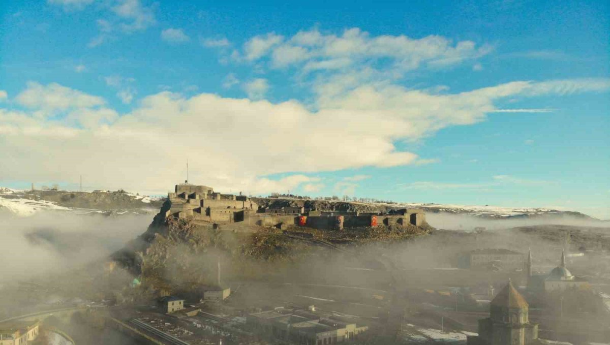 Kars Kalesi sis bulutları arasında kayboldu