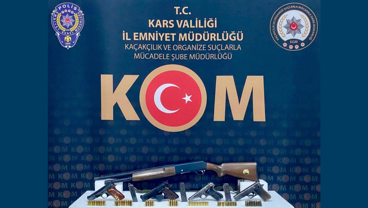 Kars merkezli 3 ilçede silah tacirlerine operasyon: Çok sayıda silah ve mühimmat ele geçirildi