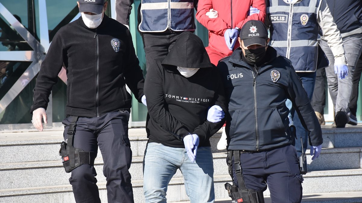 Kars merkezli dolandırıcılık operasyonunda gözaltına alınan 30 kişi adliyeye sevk edildi