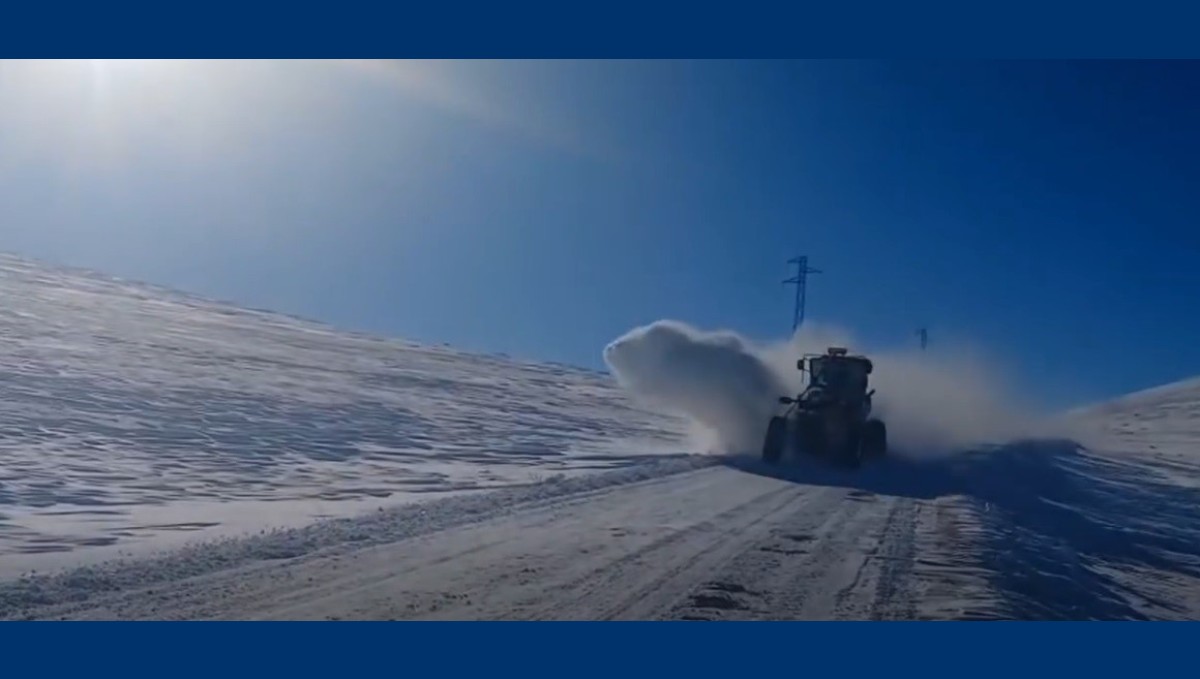 Kars Özel İdaresi bin saatlik çalışmayla kapalı köy yolu bırakmadı