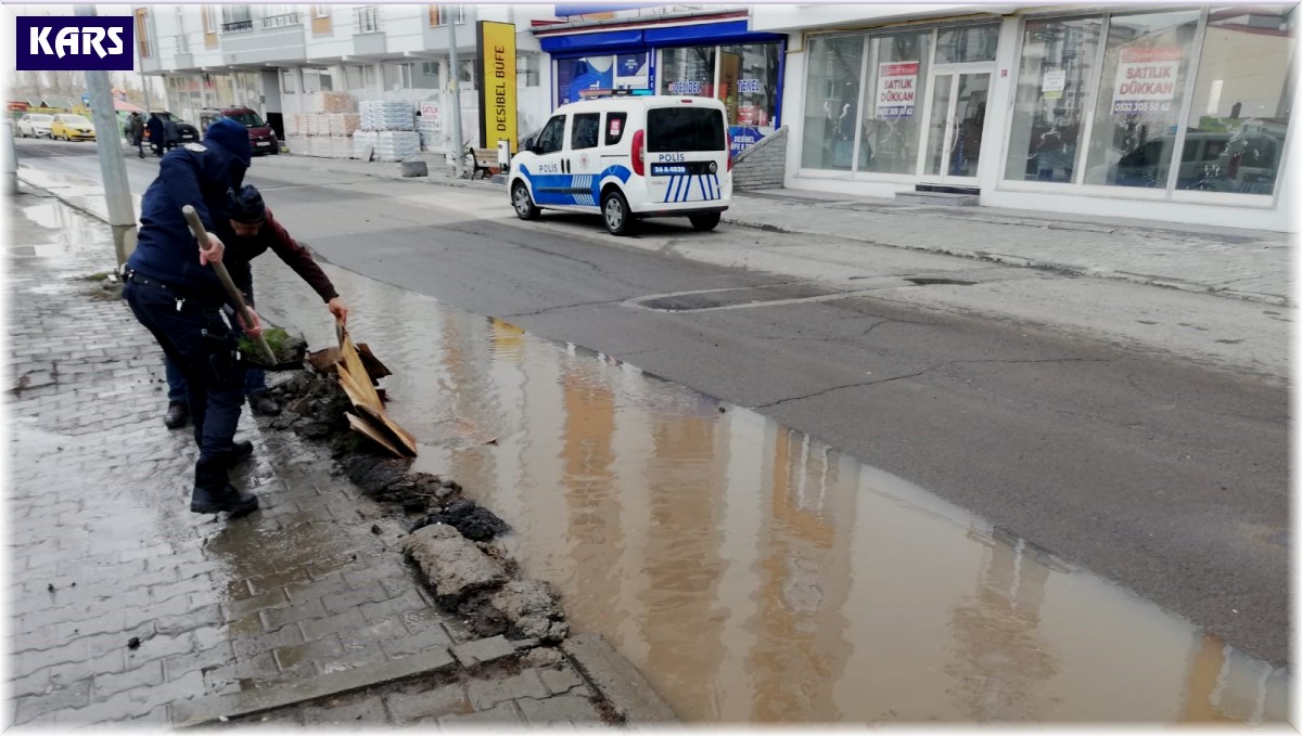 Kars polisinden örnek davranış