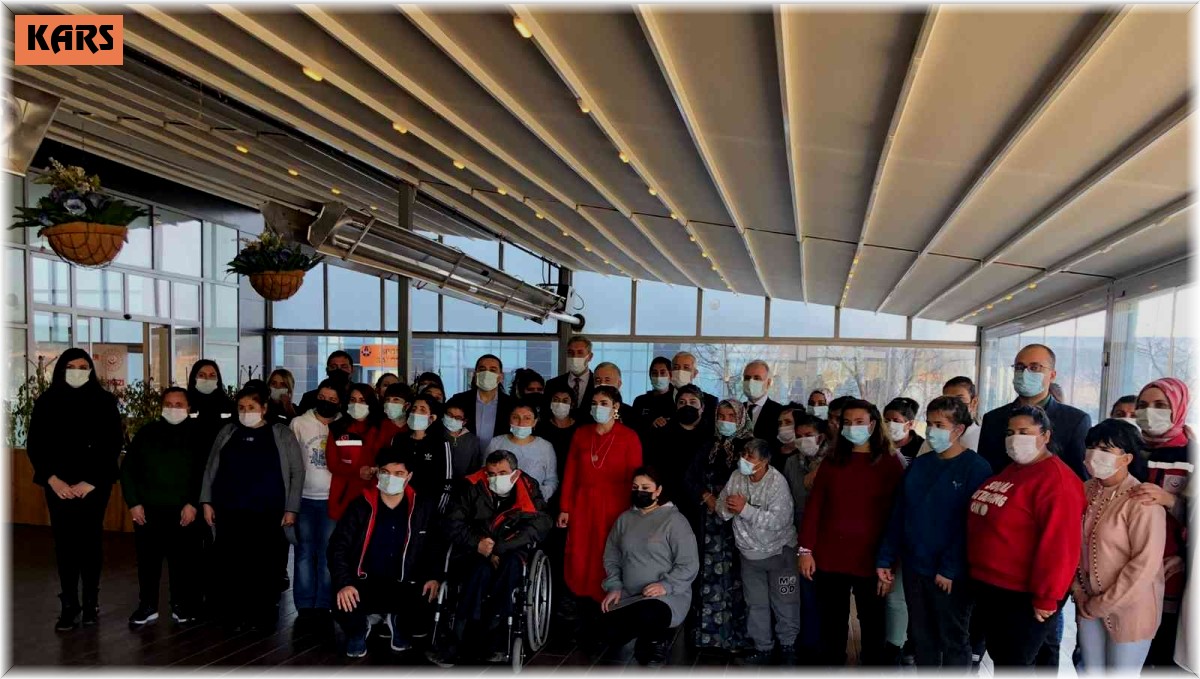 Kars protokolü engelli vatandaşlarla kahvaltıda buluştu