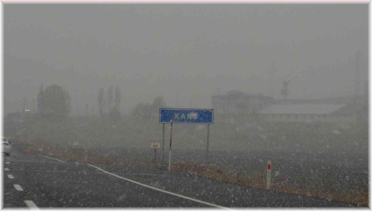 Kars şehir merkezine mevsimin ilk karı yağdı