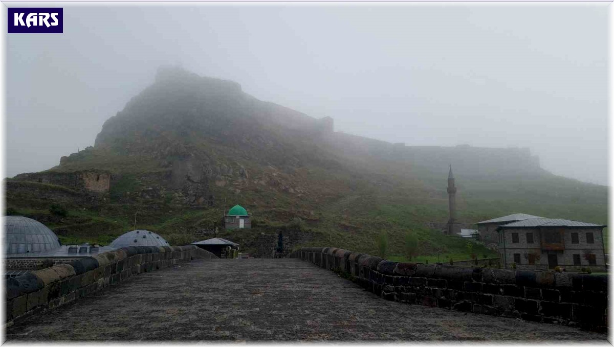 Kars sis bulutları arasında kayboldu