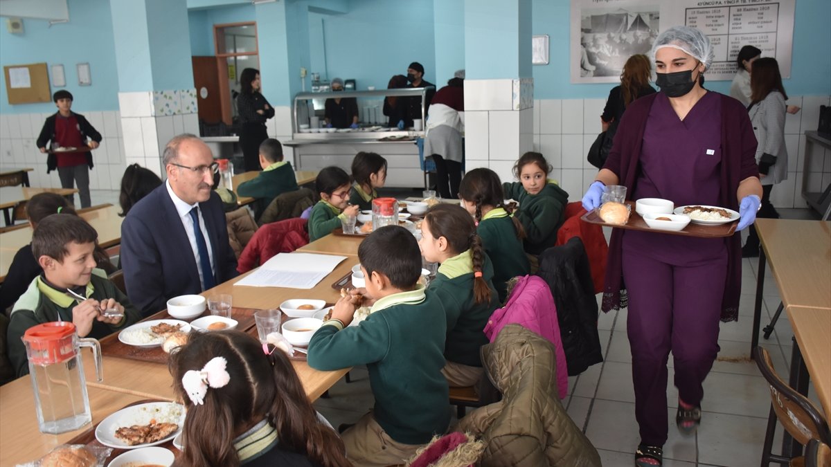 Kars'ta 10 bin 255 öğrenciye ücretsiz yemek veriliyor