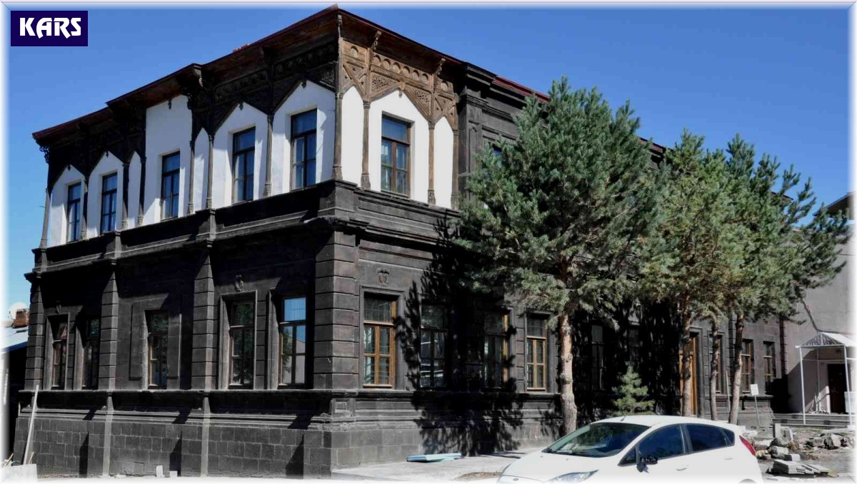 Kars'ta 100 yıllık bina gün yüzüne çıkarıldı