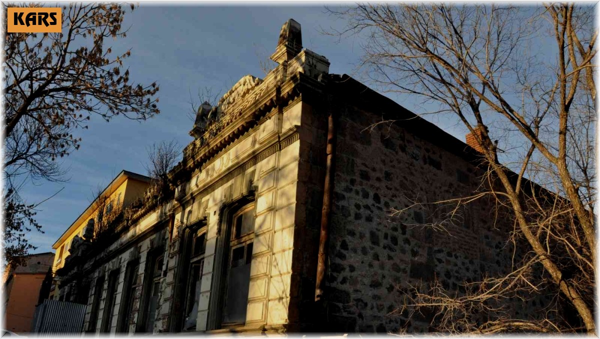 Kars'ta 100 yıllık tarihi binanın duvarlı yıkılıyor