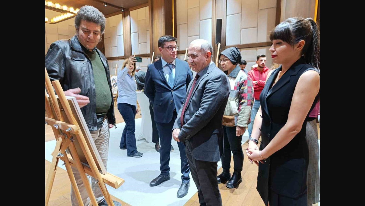 Kars'ta "100+2 şehirler arası karma sergi" sanatseverlerle buluştu