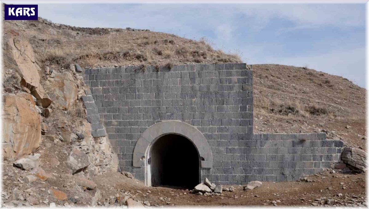 Kars'ta 150 yıllık tarihi sığınak yok oluyor