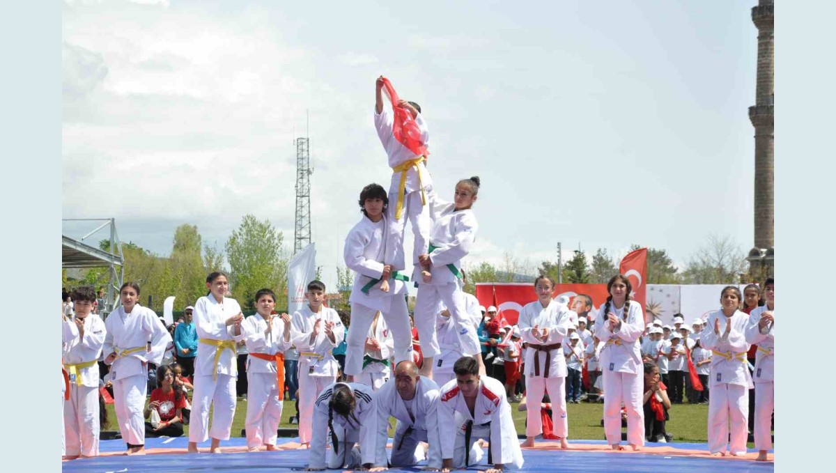 Kars'ta 19 Mayıs coşkuyla kutlandı