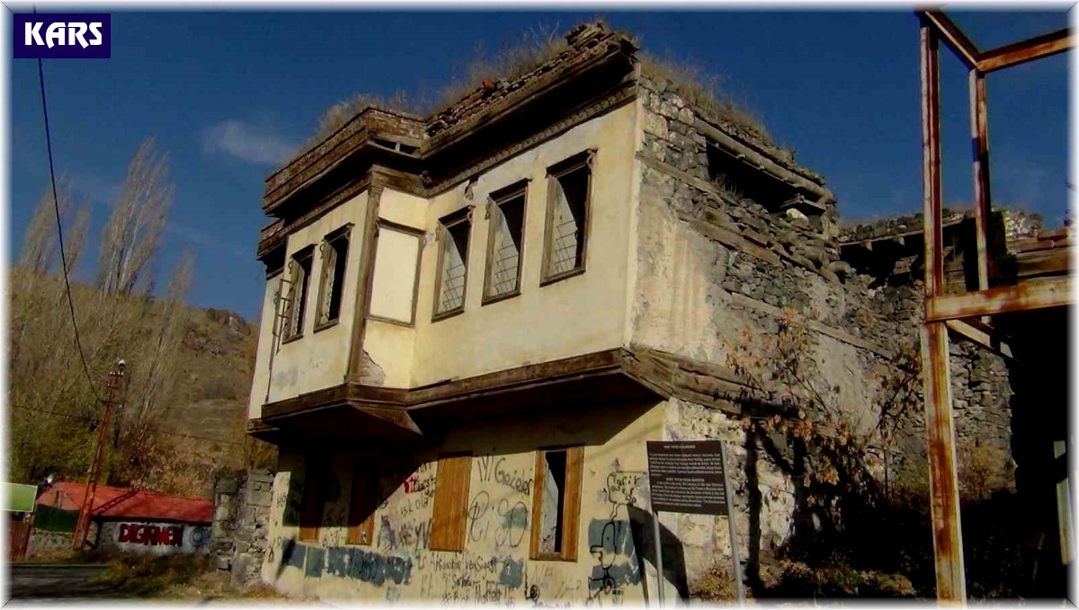Kars'ta 19. yüzyıldan kalan paşa konağı yıkılmaya yüz tuttu
