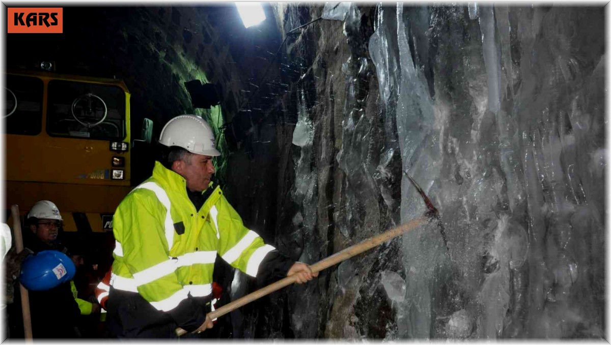 Kars'ta 2 bin 270 rakımda buz mesaisi