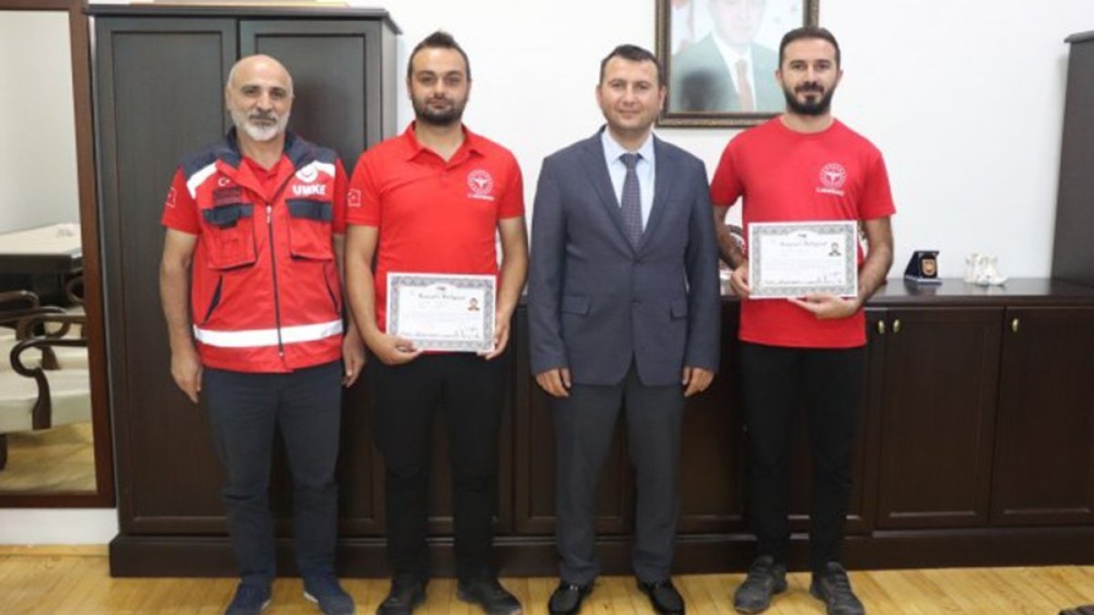 Kars'ta 2 sağlıkçıya başarı belgesi verildi