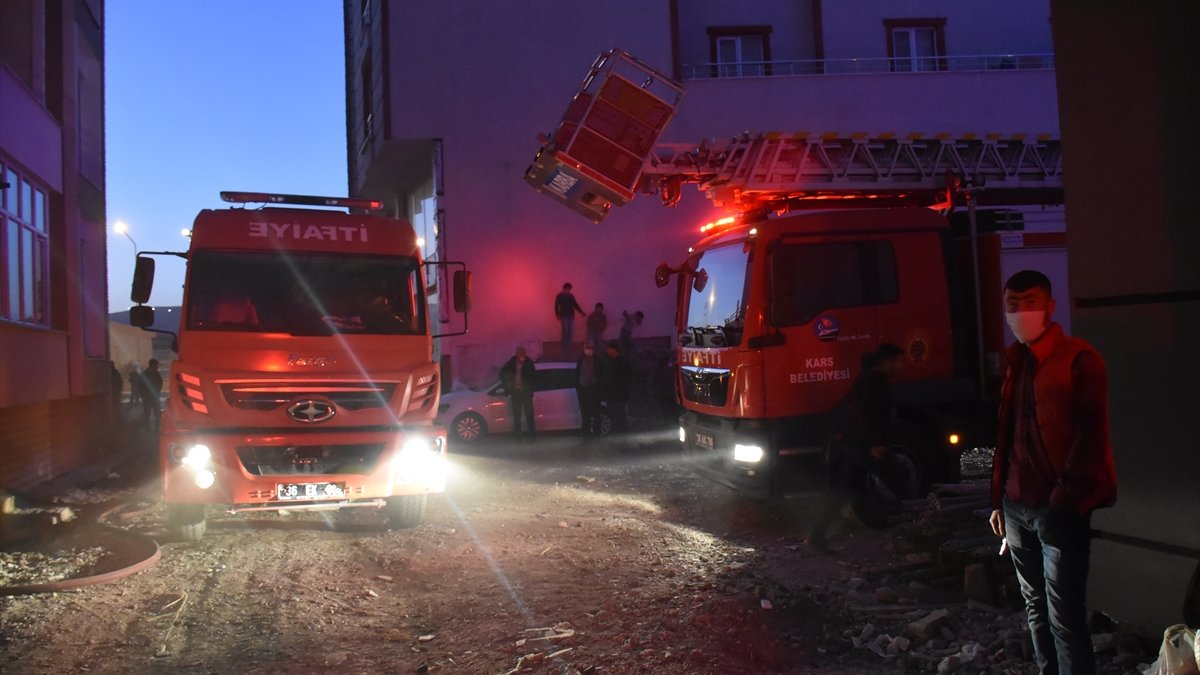 Kars'ta 4 katlı binada çıkan yangında mahsur kalan 15 kişi kurtarıldı