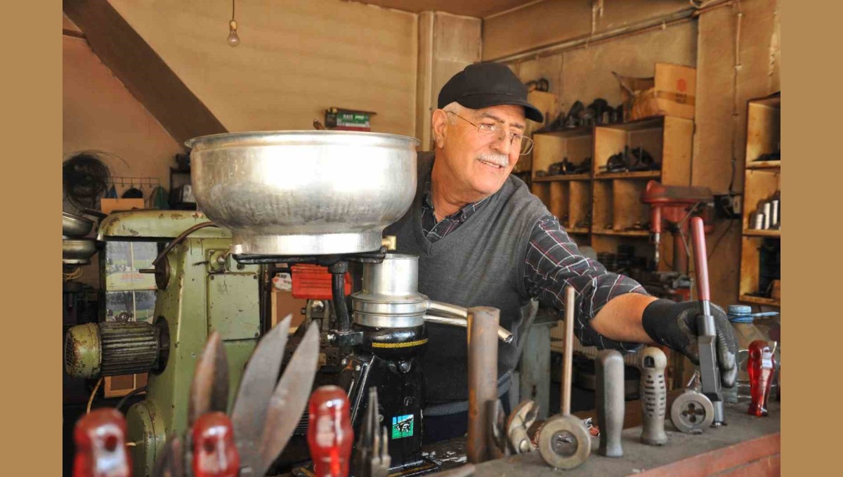 Kars'ta 4 kuşaktır kollu süt makinelerini tamir ediyorlar