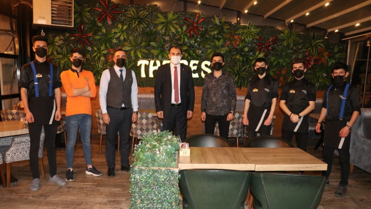 Kars'ta 5 metre yüksekliğinde kar kütlesi görenleri şaşırttı