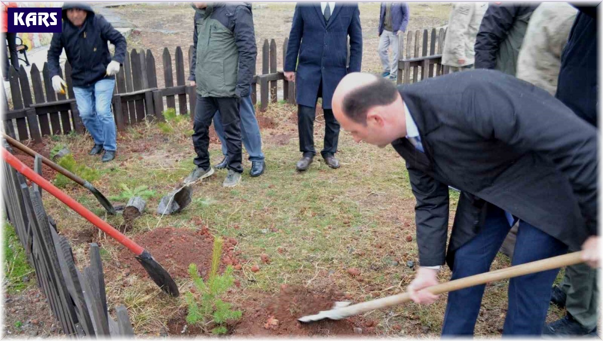 Kars'ta 52 fidan toprakla buluştu