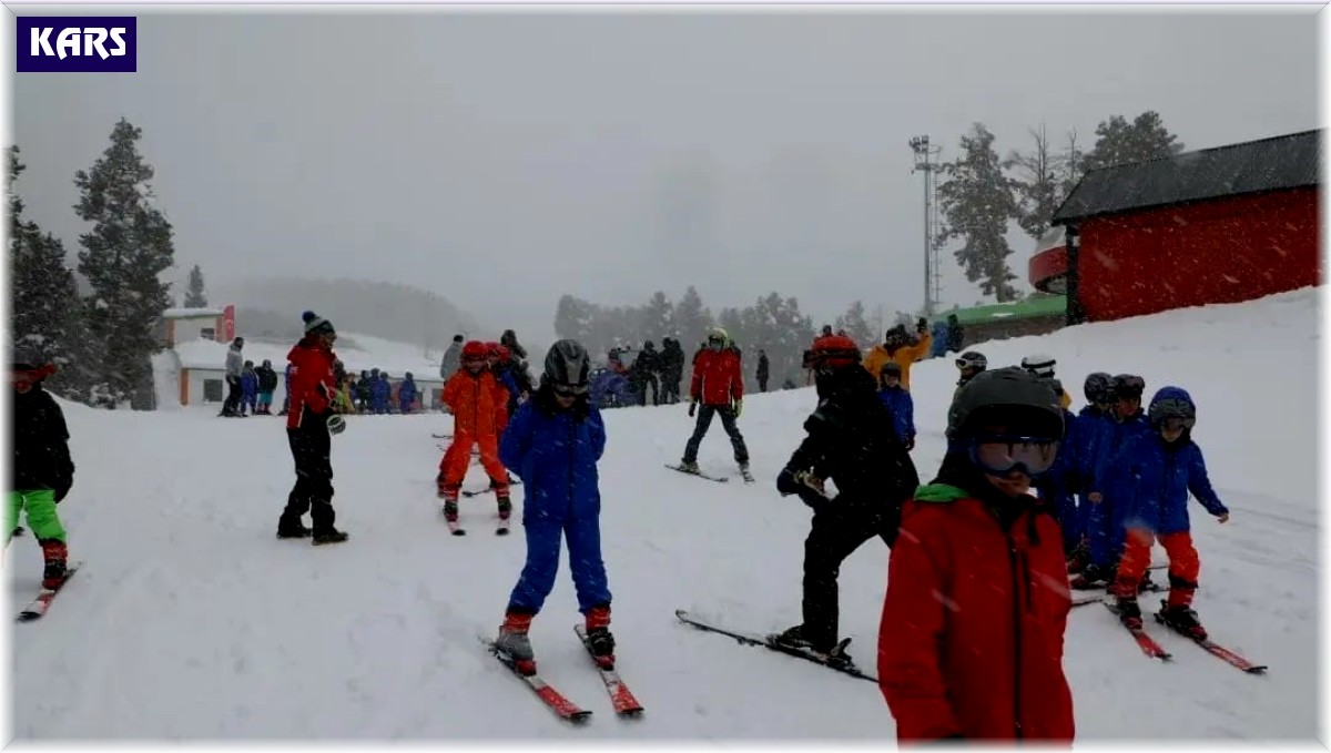 Kars'ta 600 öğrenciye kayak eğitimi verildi
