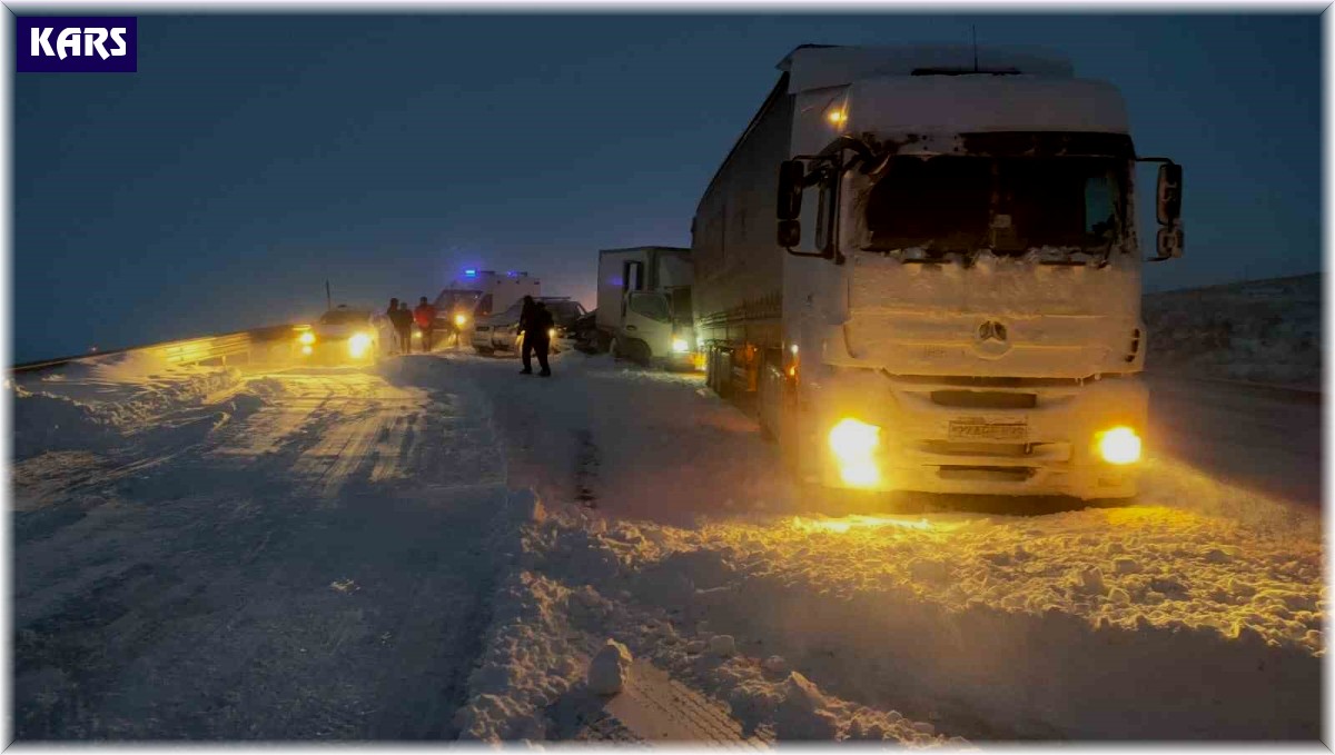 Kars'ta 7 araçlı zincirleme kaza: 5 yaralı