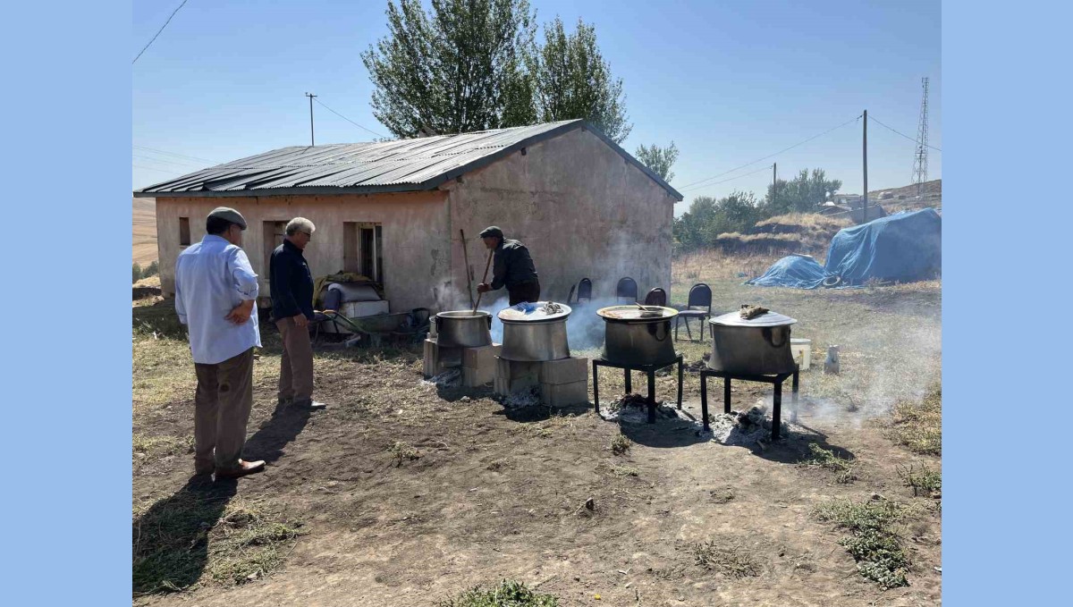 Kars'ta 78 yaşındaki düğün aşçısı 30 yıldır kazanda aşk pişiriyor