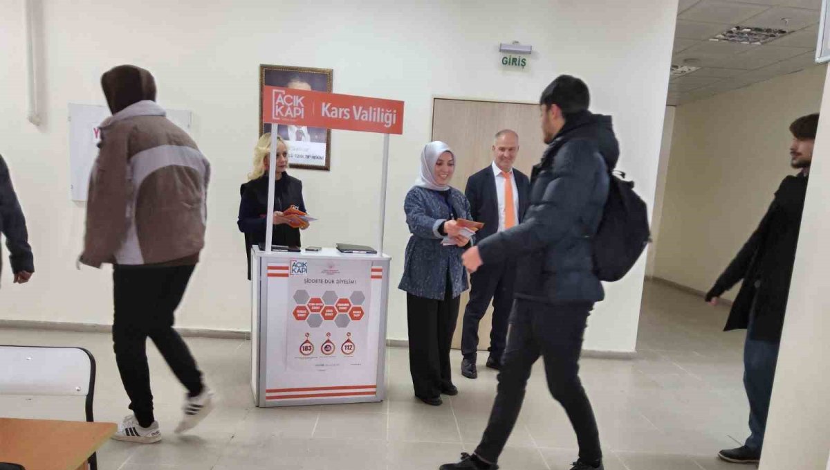 Kars'ta "Açık Kapı"dan üniversite öğrencilerine yakın temas
