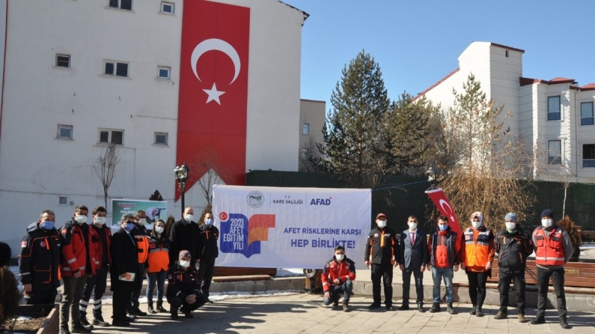 Kars'ta AFAD arama kurtarma malzemelerini sergiledi