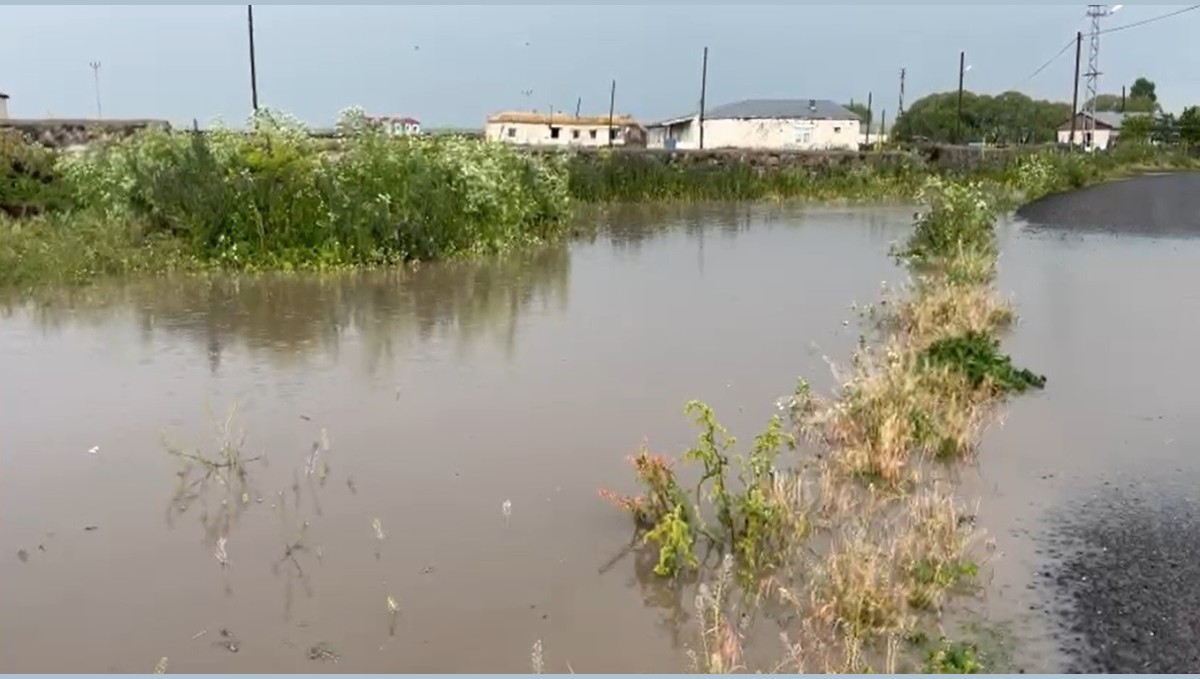 Kars'ta ahırlar ve ekili alanlar sular altında kaldı