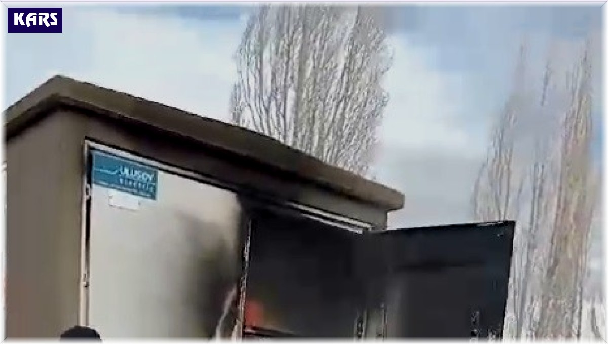 Kars'ta alev alev yanan trafo söndürüldü
