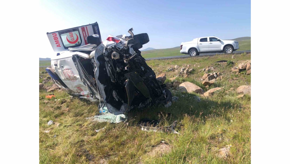 Kars'ta ambulans şarampole uçtu: 1'i doktor 4 kişi yaralandı
