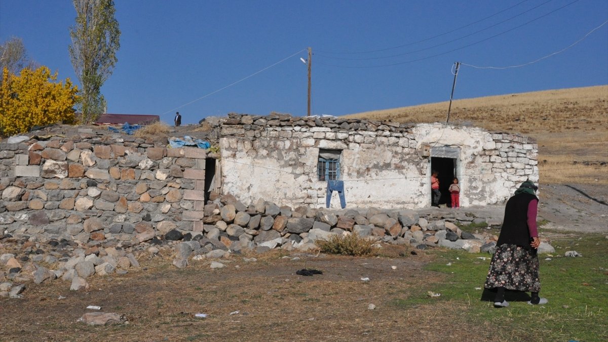 Kars'ta anne ve babanın engelli olduğu 5 kişilik aileye devlet ev yaptıracak