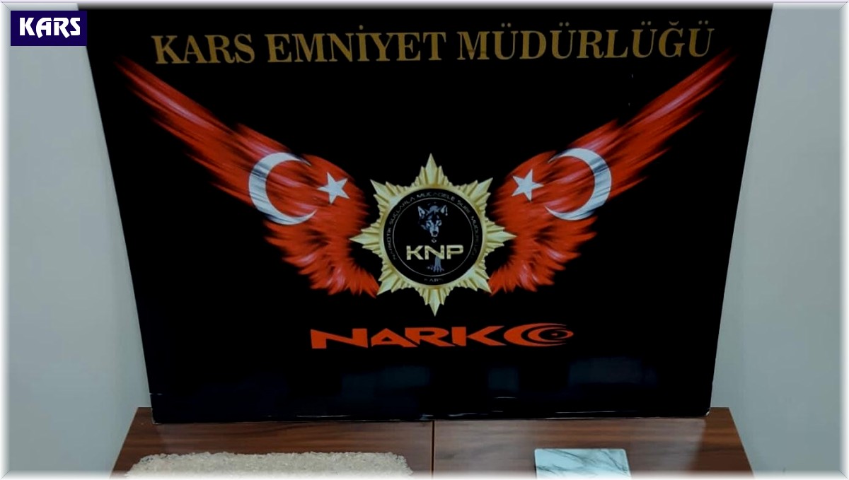 Kars'ta araç tavan lambasına saklanan uyuşturucu polise takıldı