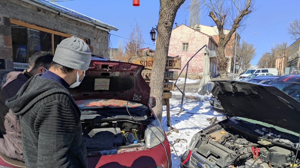 Kars'ta araçlar dondu, çalışmadı
