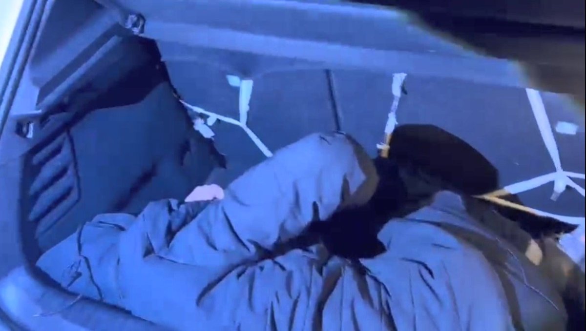 Kars'ta araçların bagajında 2 düzensiz göçmen yakalandı, 3 organizatör gözaltına alındı