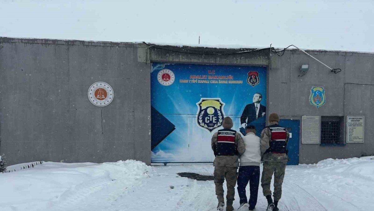 Kars'ta aranan 2 kişi jandarma ekiplerince yakalandı